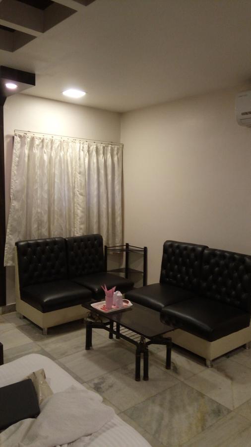 Continental Lodge Ingraj Bazar Екстериор снимка